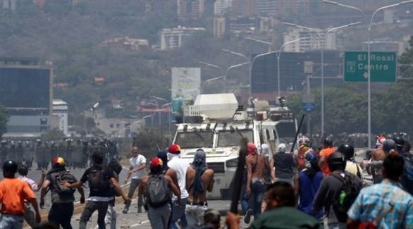 فنزويليون يشتبكون مع الشرطة في كاراكاس (أرشيف)