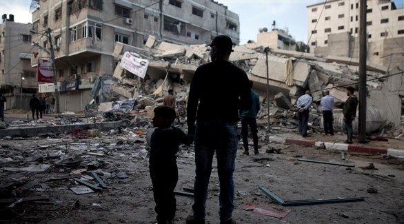 فلسطينيون يتفقدون آثار القصف في غزة.(أرشيف)