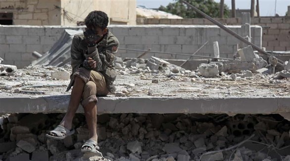 رجل يستريح عند ركام منزل مدمر في إدلب (أرشيف)