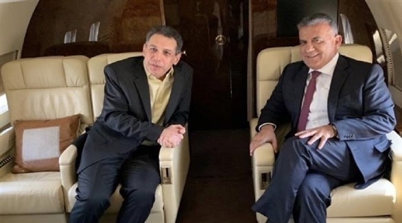 المدير العام للأمن العام اللبناني اللواء عباس ابراهيم ونزار زكا في الطائرة التي نقلتهما إلى بيروت.(تويتر)