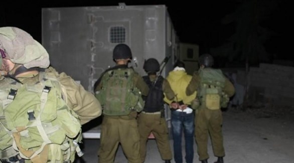قوات الاحتلال الإسرائيلي تعتقل مواطنين فلسطينيين (أرشيف)