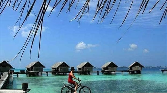 سائح على دراجة في المالديف (أرشيف)