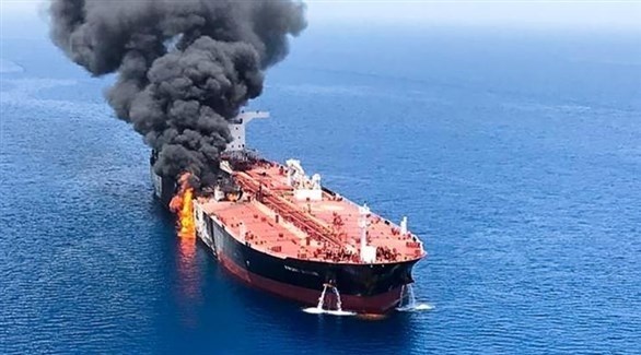 الدخان المتصاعد من إحدى ناقلات النفط في بحر عمان (أرشيف)