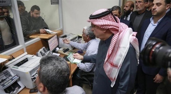 السفير القطري محمد العمادي في أحد مصارف غزة لتوزيع المنحة المالية (أرشيف)
