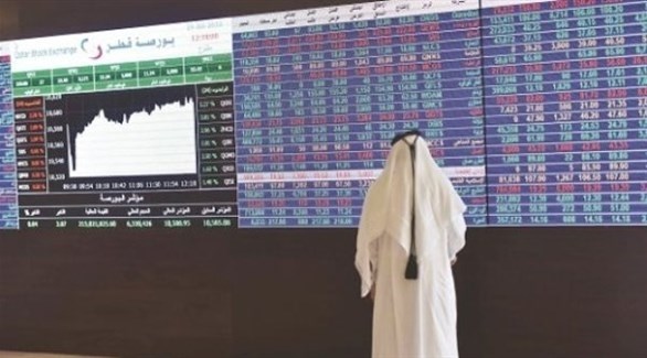 متداول أمام شاشة عرض الأسهم في بورصة قطر (أرشيف)
