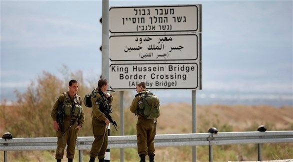 جنود إسرائيليون قرب معبر جسر الملك حسين بين الأردن وإسرائيل (أرشيف)