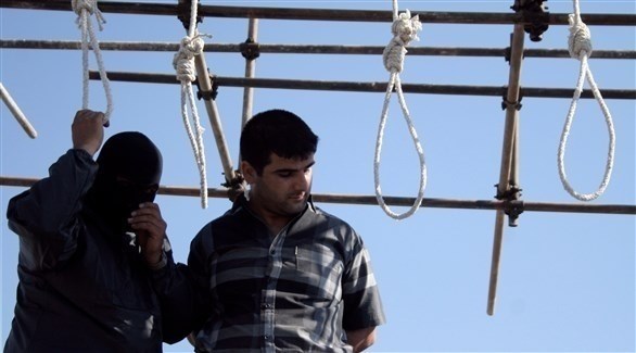 جلاد إيراني يستعد لإعدام أحد المساجين (أرشيف)