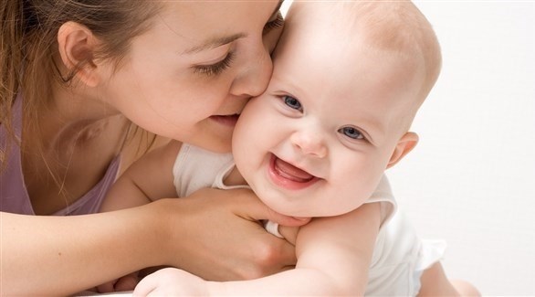 تجنّبي الانحناء أثناء الرضاعة أو لرفع الطفل (تعبيرية)