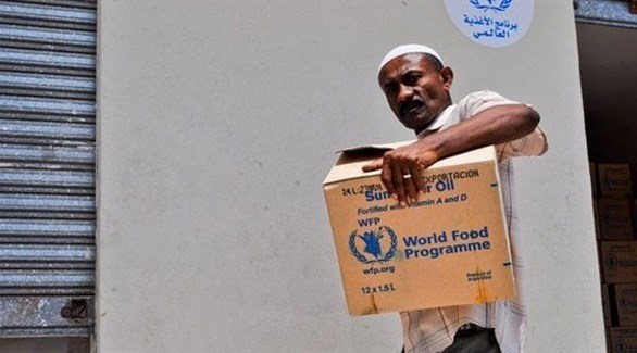 يمني يحمل صندوق مساعدات من برنامج الأغذية العالمي (أرشيف)