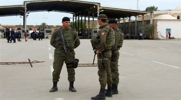 أفراد من الجيش التونسي أمام ثكنة عسكرية (أرشيف)