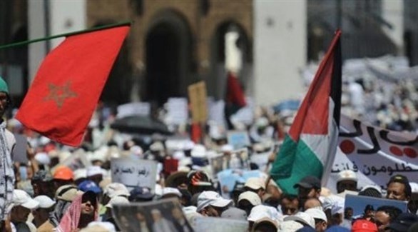 مغاربة يرفعون علم فلسطين في إحدى المظاهرات بالرباط (أرشيف)