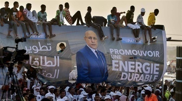مؤيدون للرئيس الجديد ولد الشيخ الغزواني يرفعون لافتة ضخمة بصورته أثناء الحملة الانتخابية (أ ف ب) 