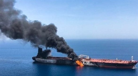 النيران تشتعل في ناقلة نفط  بعد الهجوم عليها في بحر عمان (أرشيف)