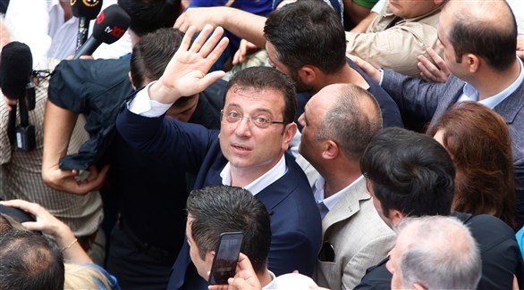 رئيس بلدية اسطنبول المنتخب أكرم إمام أوغلو يحيي مناصريه.(أف ب)