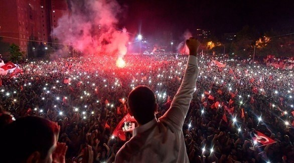 احتفالات الشعب بفوز إمام أوغلو في إسطنبول (أ ب)