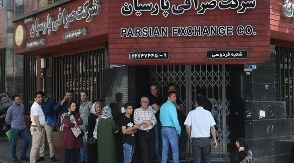 إيرانيون يقفون في طابور أمام أحد محلات الصرافة (أرشيف)