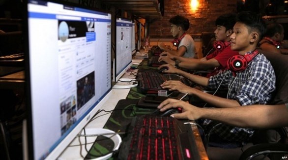 شباب في ميانمار  في أحد مراكز  الإنترنت بالعاصمة رانغون (أ ف ب)