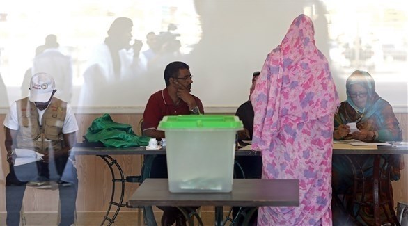 موريتانية في مكتب تصويت أثناء الانتخابات الرئاسية في العاصمة نواكشوط (إ ب أ)