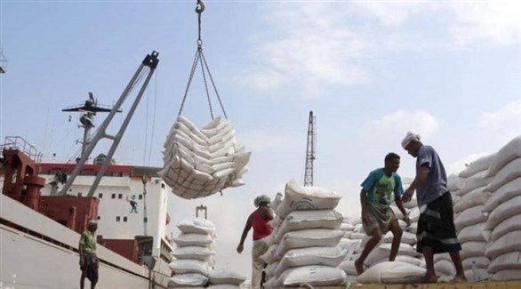 عمال يمنيون يفرغون سفينة محملة بالأغذية (أرشيف)