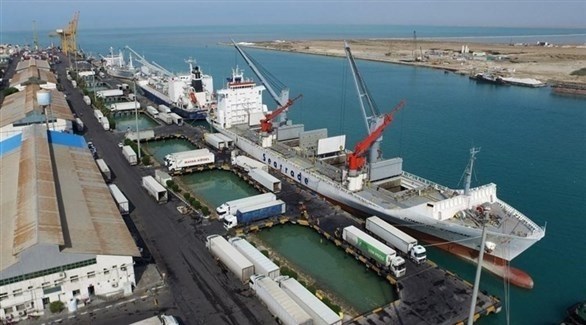 سفينة تُفرغ حمولتها في ميناء بوشهر الإيراني (أرشيف)