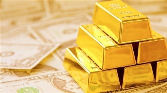 سبائك من الذهب فوق دولارات أمريكية (أرشيف)