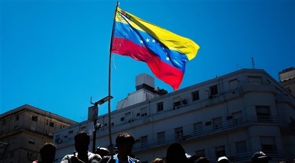 فنزويليون يرفعون علم بلادهم (أرشيف)