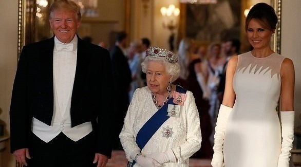 ميلانيا بثوبها الأبيض، إلى جانب الملكة إليزابيث والرئيس ترامب 