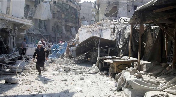 سوريون بين أنقاض مبان دمرها قصف جوي (أرشيف)