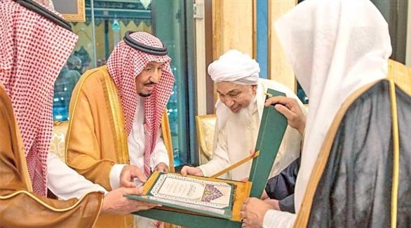 الملك سلمان بن عبد العزيز يتسلم وثيقة وثيقة مكة (أرشيف)