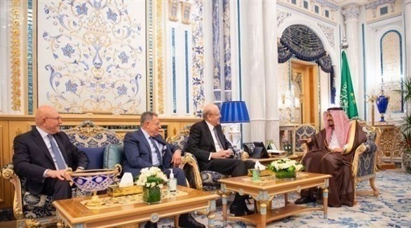 العاهل السعودي مع رؤساء الحكومة اللبنانية السابقين (واس)