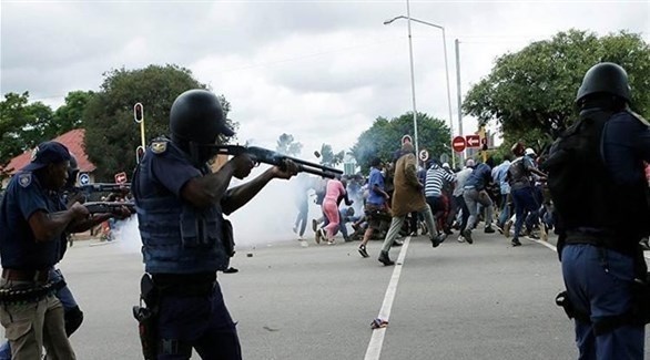 شرطة سودانية تطلق الغاز المسيل للدموع ضد متظاهرين في الخرطوم (أرشيف)
