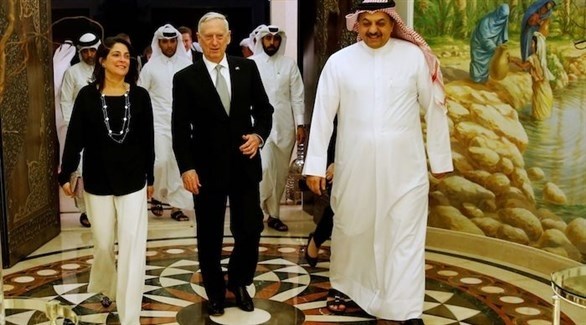  السفيرة الأمريكية السابقة في قطر دانا سميث مع وزيري الدفاع الأمريكي السابق جيمس ماتيس والقطري محمد بن خالد العطية.(أرشيف)