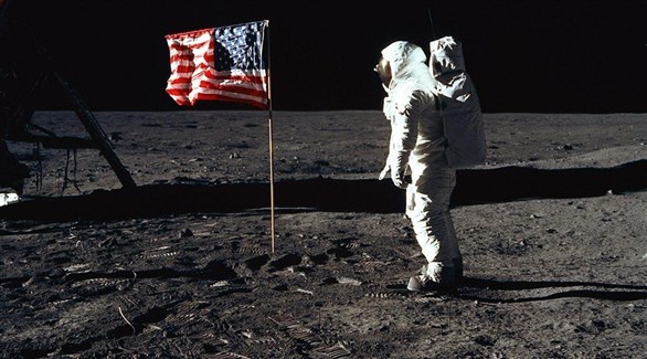 نيل أرمسترونغ والعلم الأمريكي على القمر أثناء المهمة "أبولو11" (أرشيف)