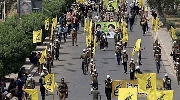 عناصر من ميلشيات حزب الله العراقي الموالية لإيران في عرض عسكري بالعراق (أرشيف)