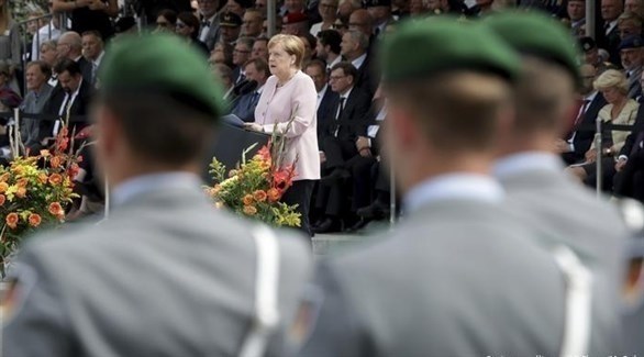 ميركل تلقي كلمة في احتفال ببرلين أمام دفعة من المجندين الجدد  (تويتر)