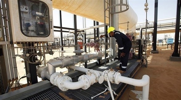 عامل في حقل الشرارة النفطي الليبي (أرشيف)