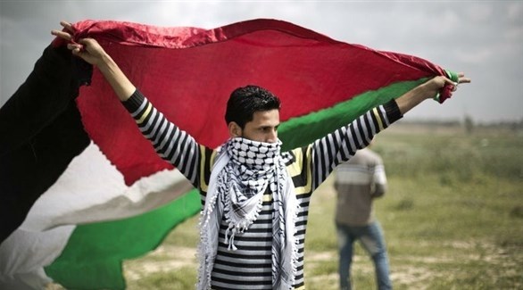 متظاهر يحمل العلم الفلسطيني (أرشيف)
