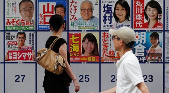 مركز تصويت أثناء انتخابات مجلس الشيوخ الياباني في طوكيو (تويتر)