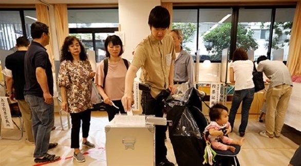 مركز تصويت أثناء انتخابات مجلس الشيوخ الياباني في طوكيو (تويتر)