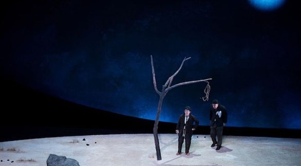 المسرحيان الفرنسيان عباس زحماني وشارلي نيلسون في مشهد من "في انتظار غودو" (أرشيف)