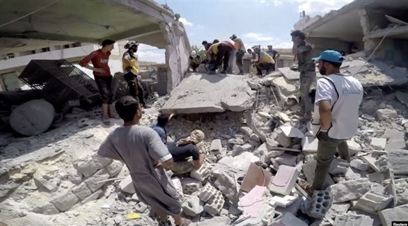 مشهد للخراب الذي تعرضت له سوق في إدلب إثر الغارات الجوية اليوم (رويترز)