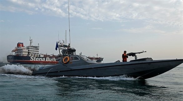 زورق للحرس الثوري يبحر قرب ناقلة النفط البريطانية في الخليج.(رويترز)