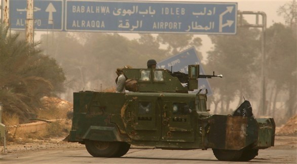 آلية عسكرية وسط الطريق في سوريا (أرشيف)