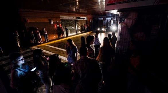 فنزوليون من دون كهرباء في الشوارع 
