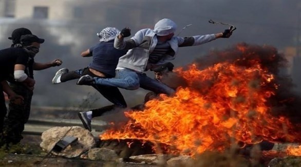 فلسطينيون يرمون قوات إسرائيلية بالحجارة (أرشيف)