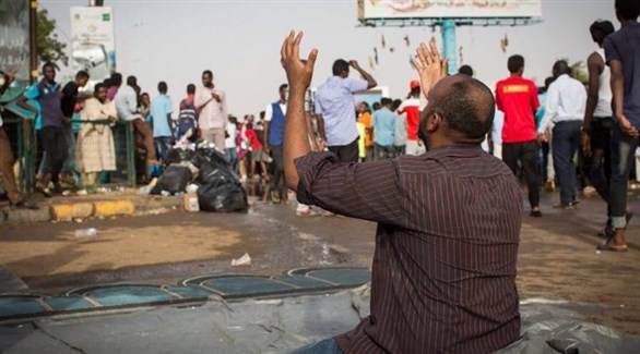 سوداني يرفع يديه إلى السماء فرحاً بعد إعلان الاتفاق (الراكوبة)