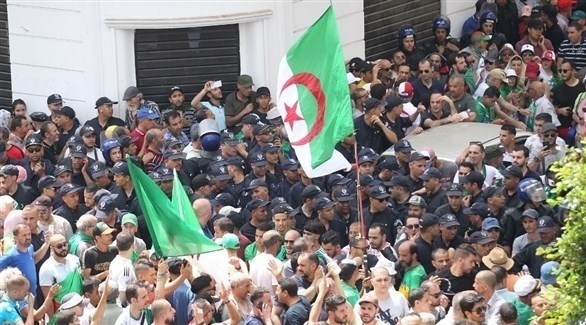 متظاهرون في الجزائر ضد النظام (أ ف ب)