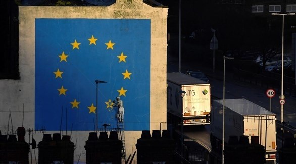 لوحة الاتحاد الأوروبي لبانكسي في مرفأ بريطاني (فورين افيرز)