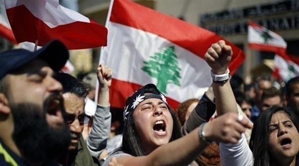 لبنانيون يتظاهرون احتجاجاً على الأوضاع الاقتصادية (أرشيف)