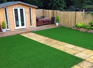 9 فوائد لاستخدام العشب الصناعي في حديقة منزلك